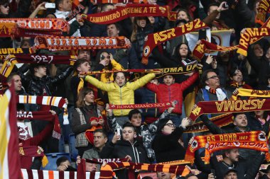 Roma, İtalya 2.04.2023: Serie A 2022 / 2023 şampiyonluk maçında Roma 'nın başkenti Roma' daki Olimpiyat stadyumunda AS Romanlarına karşı UC Sampdoria arasındaki duruşmada Roman taraftarlar kürsüye çıktı.
