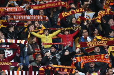 Roma, İtalya 2.04.2023: Serie A 2022 / 2023 şampiyonluk maçında Roma 'nın başkenti Roma' daki Olimpiyat stadyumunda AS Romanlarına karşı UC Sampdoria arasındaki duruşmada Roman taraftarlar kürsüye çıktı.