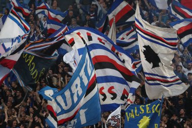 Roma, İtalya 2.04.2023: Serie A 2022 / 2023 şampiyonluk maçında Roma 'nın başkenti Roma' daki Olimpiyat stadyumunda AS Romanlarına karşı UC Sampdoria arasındaki duruşmada Roman taraftarlar kürsüye çıktı.