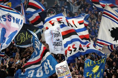 Roma, İtalya 2.04.2023: Serie A 2022 / 2023 şampiyonluk maçında Roma 'nın başkenti Roma' daki Olimpiyat stadyumunda AS Romanlarına karşı UC Sampdoria arasındaki duruşmada Roman taraftarlar kürsüye çıktı.