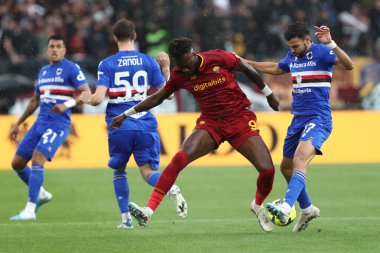 Roma, İtalya 2.04.2023: Tammy Abrham (AS ROMA), Mehdi Leris (Samp) Serie A 2022 / 2023 şampiyonluk maçında, AS Romanları UC Sampdoria 'ya karşı Roma Olimpiyat Stadyumu, İtalya.