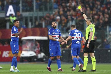 Roma, İtalya 2.04.2023: Serie A 2022 / 2023 şampiyonluk maçında İtalya 'nın başkenti Roma' daki Olimpiyat stadyumunda AS Roma ile UC Sampdoria arasındaki sarı kart.