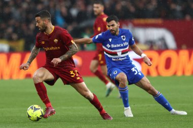 Roma, İtalya 2.04.2023: Leonardo Spinazzola (AS ROMA), Mehdi Leris (Samp) Serie A 2022 / 2023 şampiyonluk maçında, AS Roma ile UC Sampdoria arasında İtalya 'nın başkenti Roma' daki Olimpiyat stadyumunda oynanan karşılaşma..
