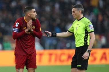 Roma, İtalya 2.04.2023: Lorenzo Pellegrini (AS ROMA), İtalya 'nın başkenti Roma' daki Olimpiyat stadyumunda AS Roma ile UC Sampdoria arasındaki 2022 / 2023 şampiyonluk maçında hakemle protesto etti..