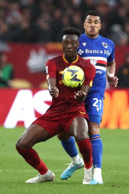 Roma, İtalya 2.04.2023: Tammy Abrham (AS ROMA), Jeison Murillo (Samp) Serie A 2022 / 2023 şampiyonluk maçında, AS Roma 'nın UC Sampdoria' ya karşı Roma Olimpiyat Stadyumu 'nda oynadığı 28..