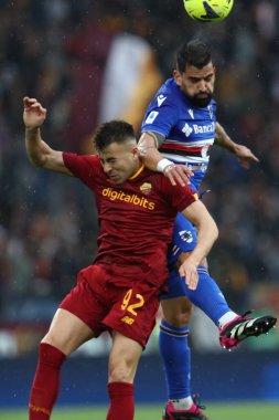 Roma, İtalya 2.04.2023: Stephan EL Shaarawy (AS ROMA), Tomas Rincon (Samp), İtalya 'nın başkenti Roma' daki Olimpiyat stadyumunda AS Romanlarına karşı UC Sampdoria arasındaki Serie A 2022 / 2023 şampiyonluk maçında görev aldılar..