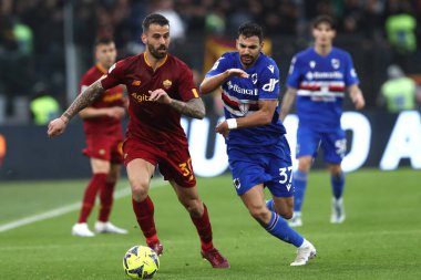 Roma, İtalya 2.04.2023: Leonardo Spinazzola (AS ROMA), Mehdi Leris (Samp) Serie A 2022 / 2023 şampiyonluk maçında, AS Roma ile UC Sampdoria arasında İtalya 'nın başkenti Roma' daki Olimpiyat stadyumunda oynanan karşılaşma..