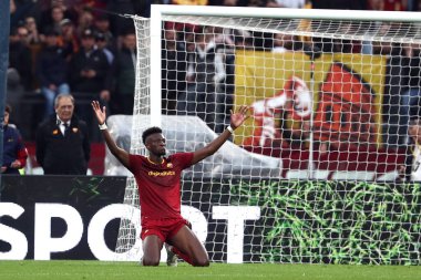 Roma, İtalya 2.04.2023: Tammy Abrham (AS ROMA), İtalya 'nın başkenti Roma' daki Olimpiyat Stadyumu 'nda AS Roma ile UC Sampdoria arasındaki 2022 / 2023 şampiyonluk maçında hakem ile protesto etti..