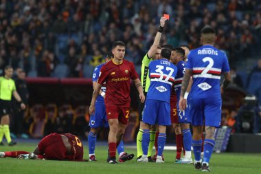 Roma, İtalya 2.04.2023: Serie A 2022 / 2023 şampiyonluk maçında Jeison Murillo 'ya kırmızı kart, AS Roma ile UC Sampdoria arasında İtalya' nın başkenti Roma 'daki Olimpiyat Stadyumu' nda oynanan karşılaşma..