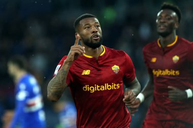 Roma, İtalya 2.04.2023: Georgino Wijnaldum (AS ROMA), İtalya 'nın başkenti Roma' daki Olimpiyat stadyumunda AS Romanlar ve UC Sampdoria arasındaki 2022 / 2023 şampiyonluk maçında golü attı ve takımla birlikte kutladı..