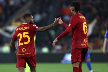 Roma, İtalya 2.04.2023: Georgino Wijnaldum (AS ROMA), İtalya 'nın başkenti Roma' daki Olimpiyat stadyumunda AS Romanlar ve UC Sampdoria arasındaki 2022 / 2023 şampiyonluk maçında golü attı ve takımla birlikte kutladı..