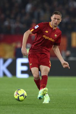 Roma, İtalya 2.04.2023: Nemanja Matiç (AS ROMA), İtalya 'nın başkenti Roma' daki Olimpiyat Stadyumu 'nda AS Romanlar ve UC Sampdoria arasında oynanan 2022 / 2023 şampiyonluk karşılaşmasında görev aldı..