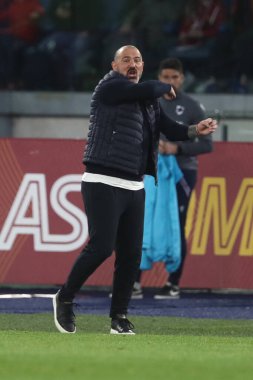 Roma, İtalya 2.04.2023: Teknik direktör Dejan Stankoviç (Samp), İtalya 'nın başkenti Roma' daki Olimpiyat stadyumunda AS Romanlarına karşı UC Sampdoria arasındaki Serie A 2022 / 2023 şampiyonluk maçında eylem halinde..