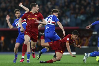 Roma, İtalya 2.04.2023: Flavio Paoletti (Samp), Paulo Dybala (AS ROMA), İtalya 'nın başkenti Roma' daki Olimpiyat stadyumunda AS Roman ve UC Sampdoria arasındaki Serie A 2022 / 2023 şampiyonluk maçında eylem halindedir..