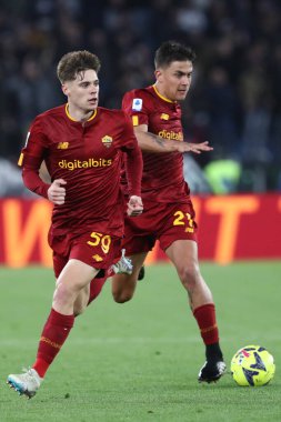 Roma, İtalya 2.04.2023: Nicola Zalwski (AS ROMA), Paulo Dybala (AS ROMA) Serie A 2022 / 2023 şampiyonluk maçında, AS Roma ile UC Sampdoria arasında İtalya 'nın başkenti Roma' daki Olimpiyat stadyumunda oynanan karşılaşma..