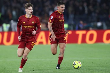 Roma, İtalya 2.04.2023: Nicola Zalwski (AS ROMA), Paulo Dybala (AS ROMA) Serie A 2022 / 2023 şampiyonluk maçında, AS Roma ile UC Sampdoria arasında İtalya 'nın başkenti Roma' daki Olimpiyat stadyumunda oynanan karşılaşma..