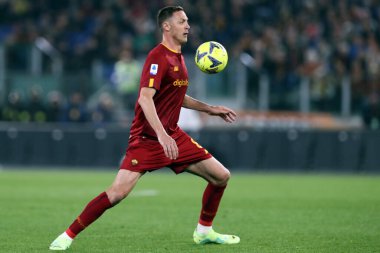 Roma, İtalya 2.04.2023: Nemanja Matiç (AS ROMA), İtalya 'nın başkenti Roma' daki Olimpiyat Stadyumu 'nda AS Romanlar ve UC Sampdoria arasında oynanan 2022 / 2023 şampiyonluk karşılaşmasında görev aldı..