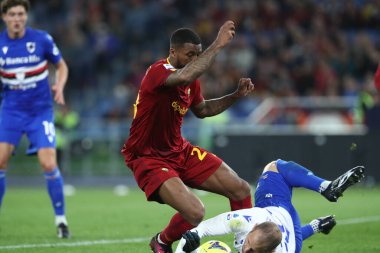 Roma, İtalya 2.04.2023: Ravaglia, İtalya 'nın başkenti Roma' daki Olimpiyat Stadyumu 'nda AS Roma ile UC Sampdoria arasındaki 2022 / 2023 şampiyonluk maçında aldığı penaltı nedeniyle Georgino Wijnaldum' u (AS ROMA) yendi..