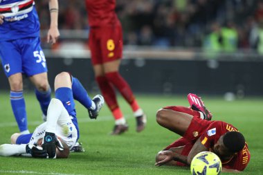 Roma, İtalya 2.04.2023: Ravaglia, İtalya 'nın başkenti Roma' daki Olimpiyat Stadyumu 'nda AS Roma ile UC Sampdoria arasındaki 2022 / 2023 şampiyonluk maçında aldığı penaltı nedeniyle Georgino Wijnaldum' u (AS ROMA) yendi..