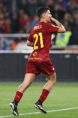 Roma, İtalya 2.04.2023: Paulo Dybala (AS ROMA), İtalya 'nın başkenti Roma' daki Olimpiyat Stadyumu 'nda AS Romanlar UC Sampdoria' ya karşı UC Sampdoria arasındaki Serie A 2022 / 2023 şampiyonluk maçında golü attı ve takımla birlikte kutladı..