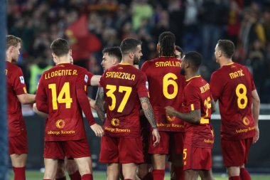 Roma, İtalya 2.04.2023: Paulo Dybala (AS ROMA), İtalya 'nın başkenti Roma' daki Olimpiyat Stadyumu 'nda AS Romanlar UC Sampdoria' ya karşı UC Sampdoria arasındaki Serie A 2022 / 2023 şampiyonluk maçında golü attı ve takımla birlikte kutladı..