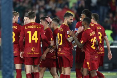 Roma, İtalya 2.04.2023: Paulo Dybala (AS ROMA), İtalya 'nın başkenti Roma' daki Olimpiyat Stadyumu 'nda AS Romanlar UC Sampdoria' ya karşı UC Sampdoria arasındaki Serie A 2022 / 2023 şampiyonluk maçında golü attı ve takımla birlikte kutladı..