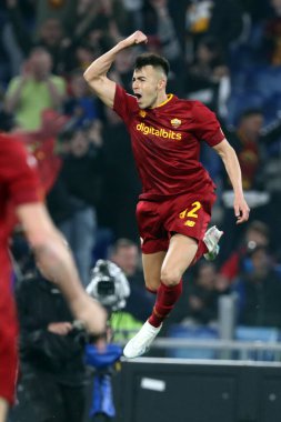 Roma, İtalya 2.04.2023: Stephan EL Shaarawy (AS ROMA) gol attı (3-0) ve İtalya 'nın Roma kentindeki Olimpiyat stadyumunda AS Romanlarına karşı UC Sampdoria arasındaki Serie A 2022 / 2023 şampiyonluk maçında takım olarak kutladı..