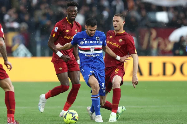 Roma, İtalya 2.04.2023: Tammy Abrham (AS ROMA), Mehdi Leris (Samp), Nemanja Matiç (AS ROMA) Serie A 2022 / 2023 şampiyonluk maçında, AS Roma ile UC Sampdoria arasında İtalya 'nın başkenti Roma' daki Olimpiyat stadyumunda oynanan karşılaşma.