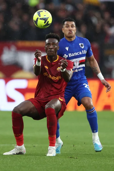 Roma, İtalya 2.04.2023: Tammy Abrham (AS ROMA), Jeison Murillo (Samp) Serie A 2022 / 2023 şampiyonluk maçında, AS Roma 'nın UC Sampdoria' ya karşı Roma Olimpiyat Stadyumu 'nda oynadığı 28..