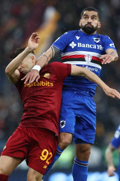 Roma, İtalya 2.04.2023: Stephan EL Shaarawy (AS ROMA), Tomas Rincon (Samp), İtalya 'nın başkenti Roma' daki Olimpiyat stadyumunda AS Romanlarına karşı UC Sampdoria arasındaki Serie A 2022 / 2023 şampiyonluk maçında görev aldılar..