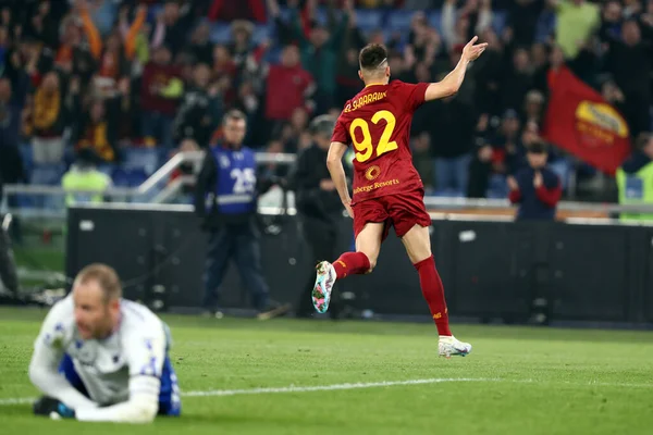 ローマ イタリア2 2023 ステファン シャアウェイ Roma を獲得し セリエA 2022 2023チャンピオンシップサッカーの試合中にチームと一緒に祝う — ストック写真