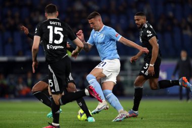 Roma, İtalya 08.04.2023: Milinkovic Saviç (Lazio), Gleison Bremer (Juventus) Serie A 2022 / 2023 şampiyonası futbol karşılaşması sırasında, 29 gün içinde İtalya 'nın başkenti Roma' daki Olimpiyat stadyumunda SS Lazio FC Juventus Torino 'ya karşı..