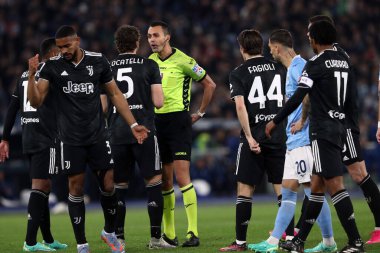Roma, İtalya 08.04.2023: LOCATELLI, Serie A 2022 / 2023 şampiyonluk maçında hakemle birlikte SS Lazio 'nun FC Juventus Torino' ya karşı 29..