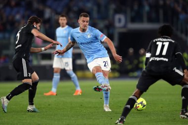 Roma, İtalya 08.04.2023: Manuel Locatelli (Juventus), Milinkoviç Saviç (Lazio) Serie A 2022 / 2023 şampiyonluk maçında, 29 gün içinde İtalya 'nın başkenti Roma' daki Olimpiyat stadyumunda SS Lazio FC Juventus Turin 'e karşı.