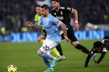 Roma, İtalya 08.04.2023: Mattia Zaccagni (Lazio), Manuel Locatelli (Juventus) Serie A 2022 / 2023 şampiyonluk maçında, 29 gün içinde, İtalya 'nın Roma kentinde bulunan Olimpiyat stadyumunda SS Lazio FC Juventus Torino' ya karşı..