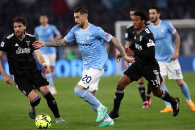 Roma, İtalya 08.04.2023: Mattia Zaccagni (Lazio), Juan Cuadrado (Juventus) Serie A 2022 / 2023 şampiyonluk maçında, 29 gün içinde, İtalya 'nın Roma kentindeki Olimpiyat stadyumunda SS Lazio FC Juventus Torino' ya karşı.