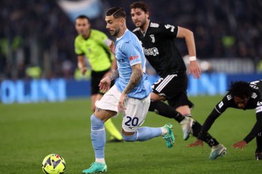 Roma, İtalya 08.04.2023: Mattia Zaccagni (Lazio), Manuel Locatelli (Juventus) Serie A 2022 / 2023 şampiyonluk maçında, 29 gün içinde, İtalya 'nın Roma kentinde bulunan Olimpiyat stadyumunda SS Lazio FC Juventus Torino' ya karşı..