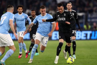 Roma, İtalya 08.04.2023: Milinkoviç Saviç (Lazio), Filip Kostiç (Juventus) Serie A 2022 / 2023 şampiyonası futbol karşılaşması sırasında, 29 gün içinde İtalya 'nın başkenti Roma' daki Olimpiyat stadyumunda SS Lazio FC Juventus Turin 'e karşı.