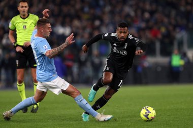 Roma, İtalya 08.04.2023: Milinkovic Saviç (Lazio), Alex Sandro (Juventus) Serie A 2022 / 2023 şampiyonluk maçında, 29 gün içinde, İtalya 'nın başkenti Roma' daki Olimpiyat stadyumunda SS Lazio FC Juventus Torino 'ya karşı.
