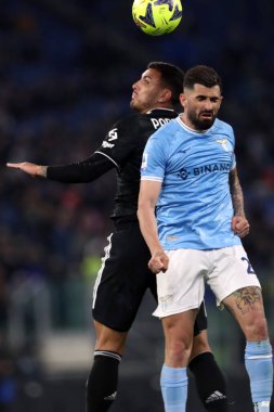 Roma, İtalya 08.04.2023: Elseid Hysaj (Lazio), Leandro Paredes (Juventus) Serie A 2022 / 2023 şampiyonluk maçında, 29 gün içinde, İtalya 'nın başkenti Roma' daki Olimpiyat stadyumunda SS Lazio FC Juventus Torino 'ya karşı..