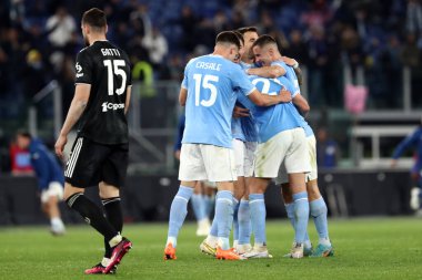 Roma, İtalya 08.04.2023: Lazio oyuncuları Serie A 2022 / 2023 şampiyonluk maçının 29. gününde İtalya 'nın başkenti Roma' daki Olimpiyat stadyumunda SS Lazio ile FC Juventus Turin arasındaki zaferi kutladılar..