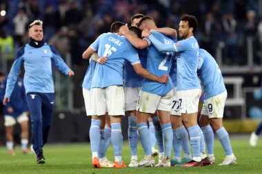 Roma, İtalya 08.04.2023: Lazio oyuncuları Serie A 2022 / 2023 şampiyonluk maçının 29. gününde İtalya 'nın başkenti Roma' daki Olimpiyat stadyumunda SS Lazio ile FC Juventus Turin arasındaki zaferi kutladılar..