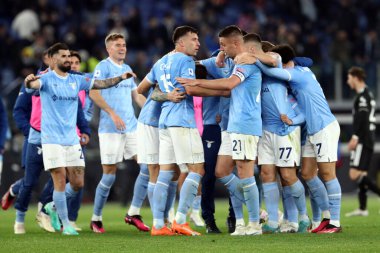 Roma, İtalya 08.04.2023: Lazio oyuncuları Serie A 2022 / 2023 şampiyonluk maçının 29. gününde İtalya 'nın başkenti Roma' daki Olimpiyat stadyumunda SS Lazio ile FC Juventus Turin arasındaki zaferi kutladılar..