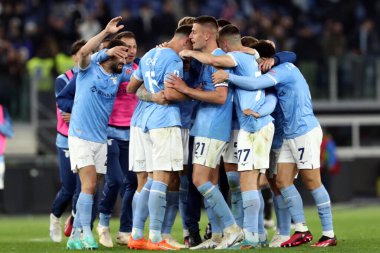 Roma, İtalya 08.04.2023: Lazio oyuncuları Serie A 2022 / 2023 şampiyonluk maçının 29. gününde İtalya 'nın başkenti Roma' daki Olimpiyat stadyumunda SS Lazio ile FC Juventus Turin arasındaki zaferi kutladılar..