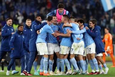 Roma, İtalya 08.04.2023: Lazio oyuncuları Serie A 2022 / 2023 şampiyonluk maçının 29. gününde İtalya 'nın başkenti Roma' daki Olimpiyat stadyumunda SS Lazio ile FC Juventus Turin arasındaki zaferi kutladılar..