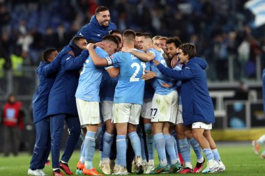 Roma, İtalya 08.04.2023: Lazio oyuncuları Serie A 2022 / 2023 şampiyonluk maçının 29. gününde İtalya 'nın başkenti Roma' daki Olimpiyat stadyumunda SS Lazio ile FC Juventus Turin arasındaki zaferi kutladılar..