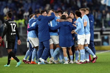 Roma, İtalya 08.04.2023: Lazio oyuncuları Serie A 2022 / 2023 şampiyonluk maçının 29. gününde İtalya 'nın başkenti Roma' daki Olimpiyat stadyumunda SS Lazio ile FC Juventus Turin arasındaki zaferi kutladılar..