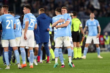 Roma, İtalya 08.04.2023: Lazio oyuncuları Serie A 2022 / 2023 şampiyonluk maçının 29. gününde İtalya 'nın başkenti Roma' daki Olimpiyat stadyumunda SS Lazio ile FC Juventus Turin arasındaki zaferi kutladılar..