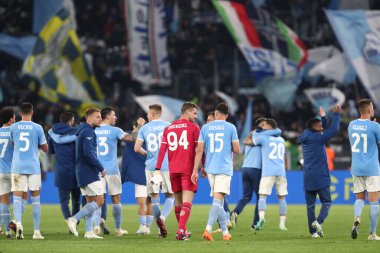 Roma, İtalya 08.04.2023: Lazio oyuncuları Serie A 2022 / 2023 şampiyonluk maçının 29. gününde İtalya 'nın başkenti Roma' daki Olimpiyat stadyumunda SS Lazio ile FC Juventus Turin arasındaki zaferi kutladılar..