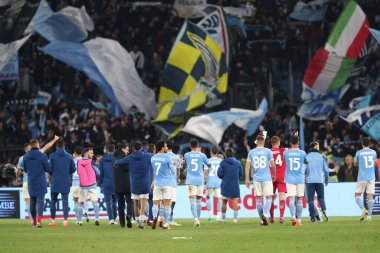 Roma, İtalya 08.04.2023: Lazio oyuncuları Serie A 2022 / 2023 şampiyonluk maçının 29. gününde İtalya 'nın başkenti Roma' daki Olimpiyat stadyumunda SS Lazio ile FC Juventus Turin arasındaki zaferi kutladılar..